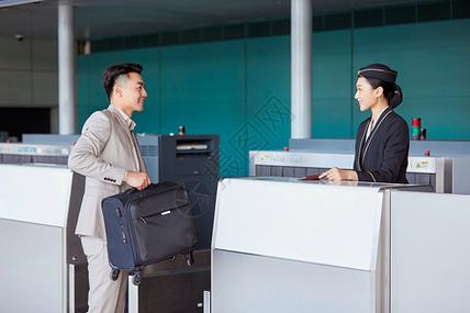 请问,现役军人能否接收境外寄来的信件、包裹?